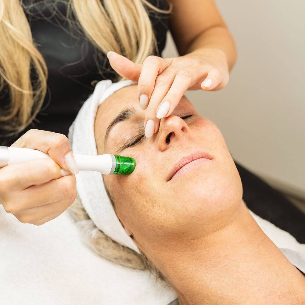 Frau bei einer Aquafacial Behandlung im Kosmetikstudio in Wiener Neustadt für Tiefenreinigung und Hautverjüngung