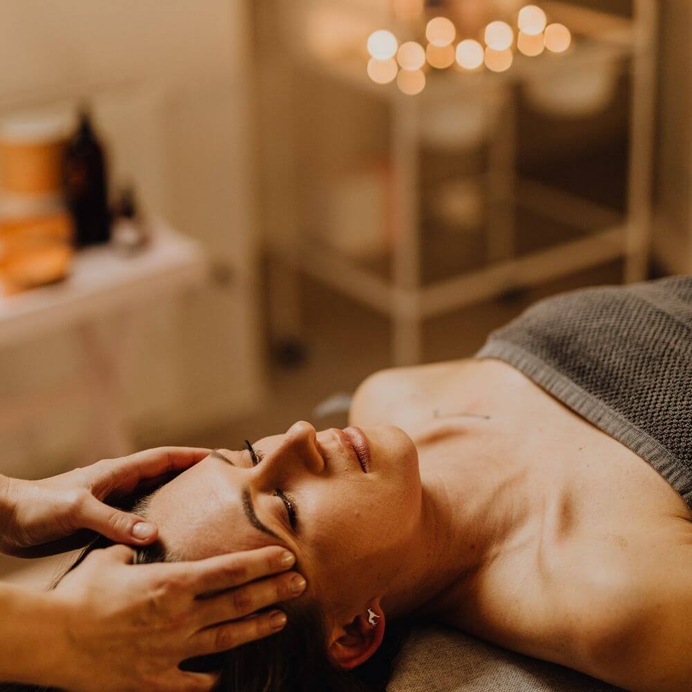 Frau genießt eine entspannende Wellness Aroma Gesichtsbehandlung im Kosmetikstudio in Wiener Neustadt