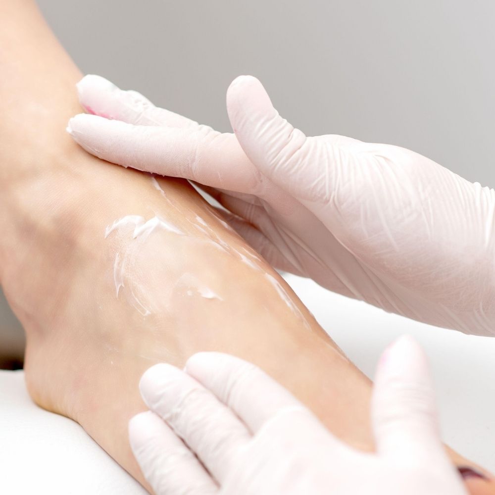 Fußpflege 5 Sanftes Fußpeeling im Kosmetikstudio Wiener Neustadt für glatte, gepflegte und revitalisierte Haut