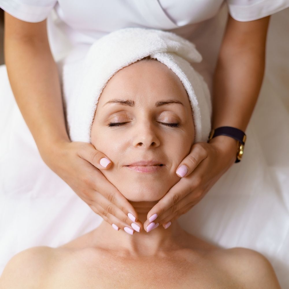 Frau bei einer MesoJect Gun Behandlung im Kosmetikstudio in Wiener Neustadt für straffere und verjüngte Haut